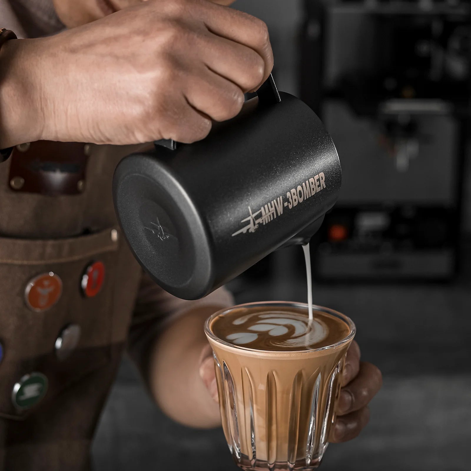 MHW-3BOMBER LATTE ART PITCHER 5.0 MATTSCHWARZ