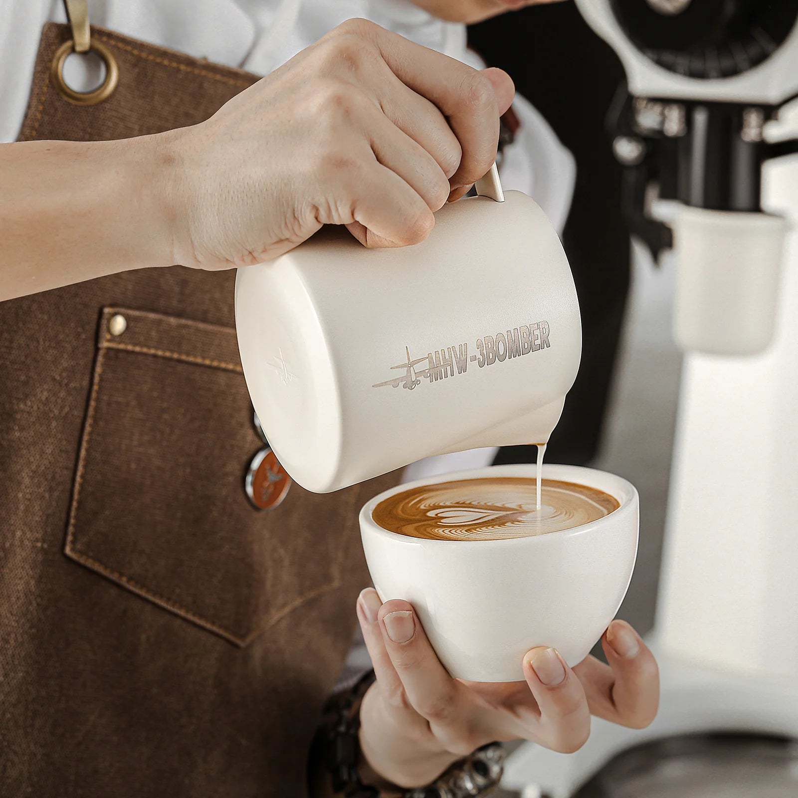 MHW-3BOMBER LATTE ART PITCHER 5.0 WEISS