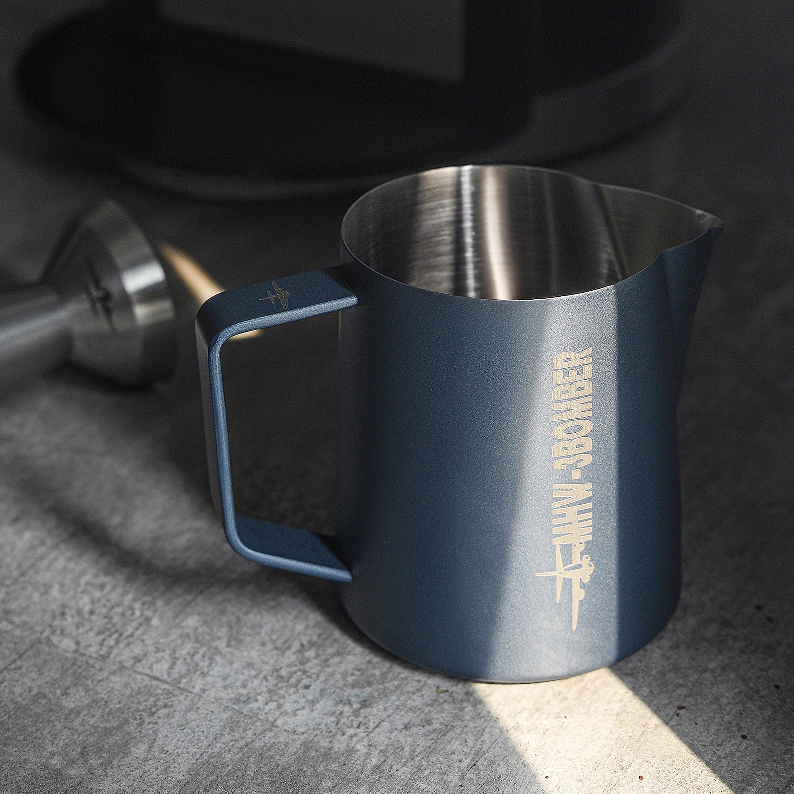 MHW-3BOMBER LATTE ART PITCHER 5.0 MATTBLAU