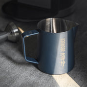MHW-3BOMBER LATTE ART PITCHER 5.0 MATTBLAU