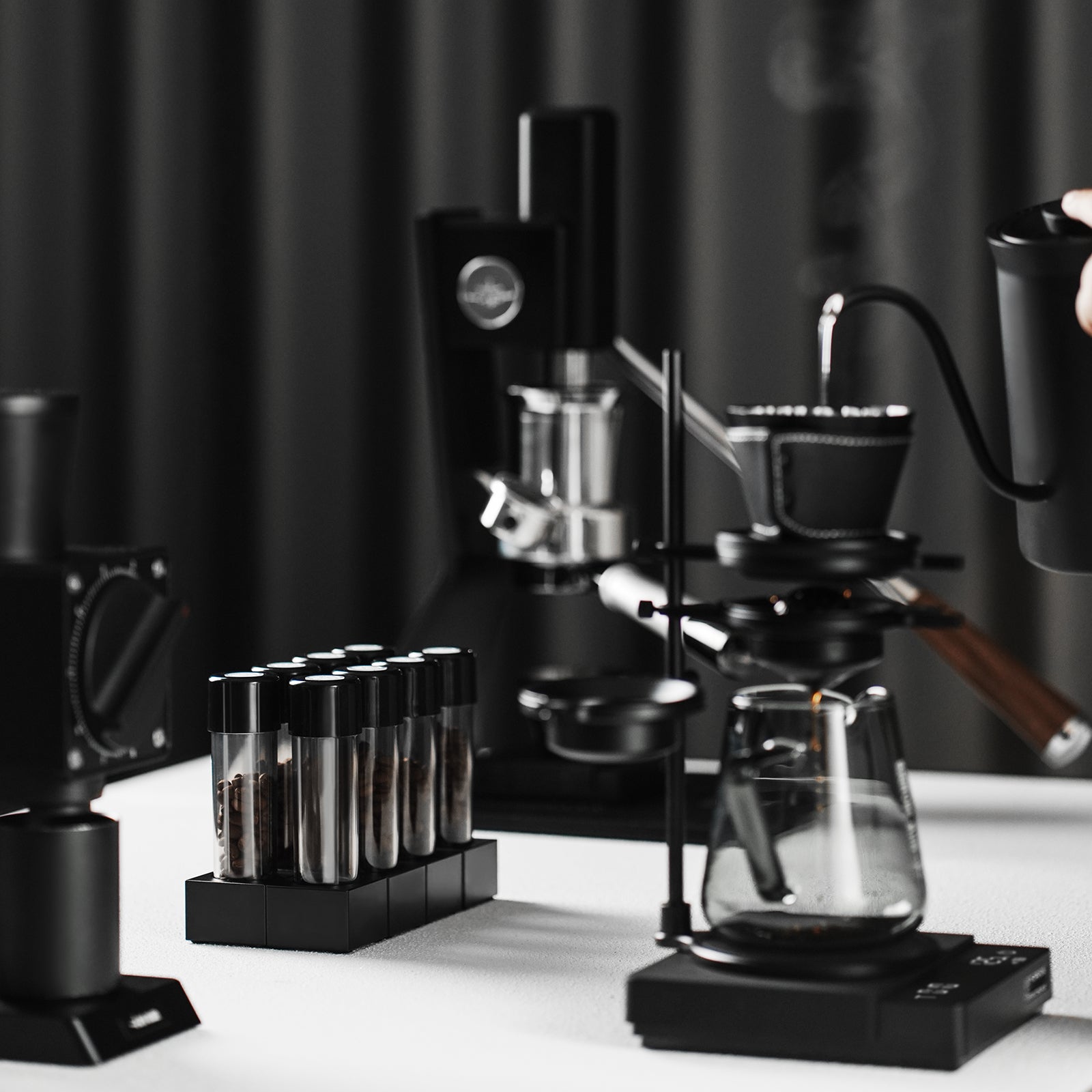 MHW-3BOMBER ENERGIEFLASCHE & MAGNETISCHER GETRÄNKEHALTER