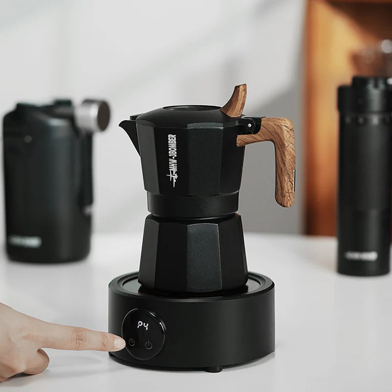 Elektrischer Kaffeewärmer in Schwarz mit Espressokocher in der Anwendung
