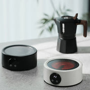 Elektrischer Kaffeewärmer in Schwarz und Weiß im Vergleich