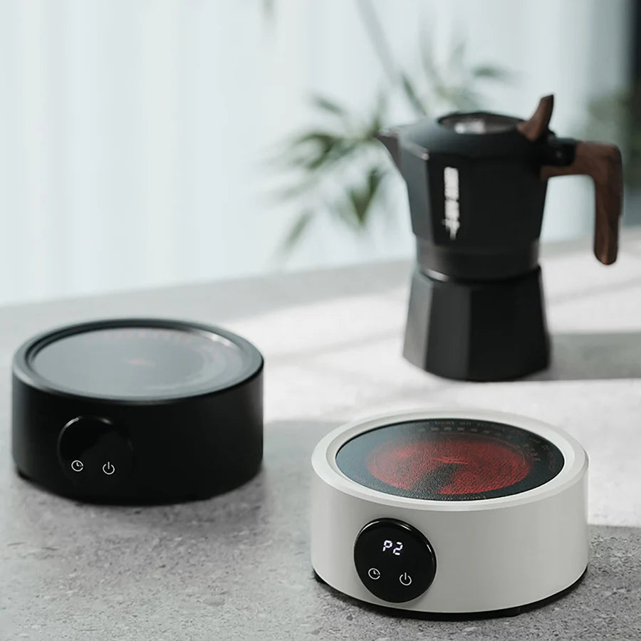 Elektrischer Kaffeewärmer in Schwarz und Weiß im Vergleich