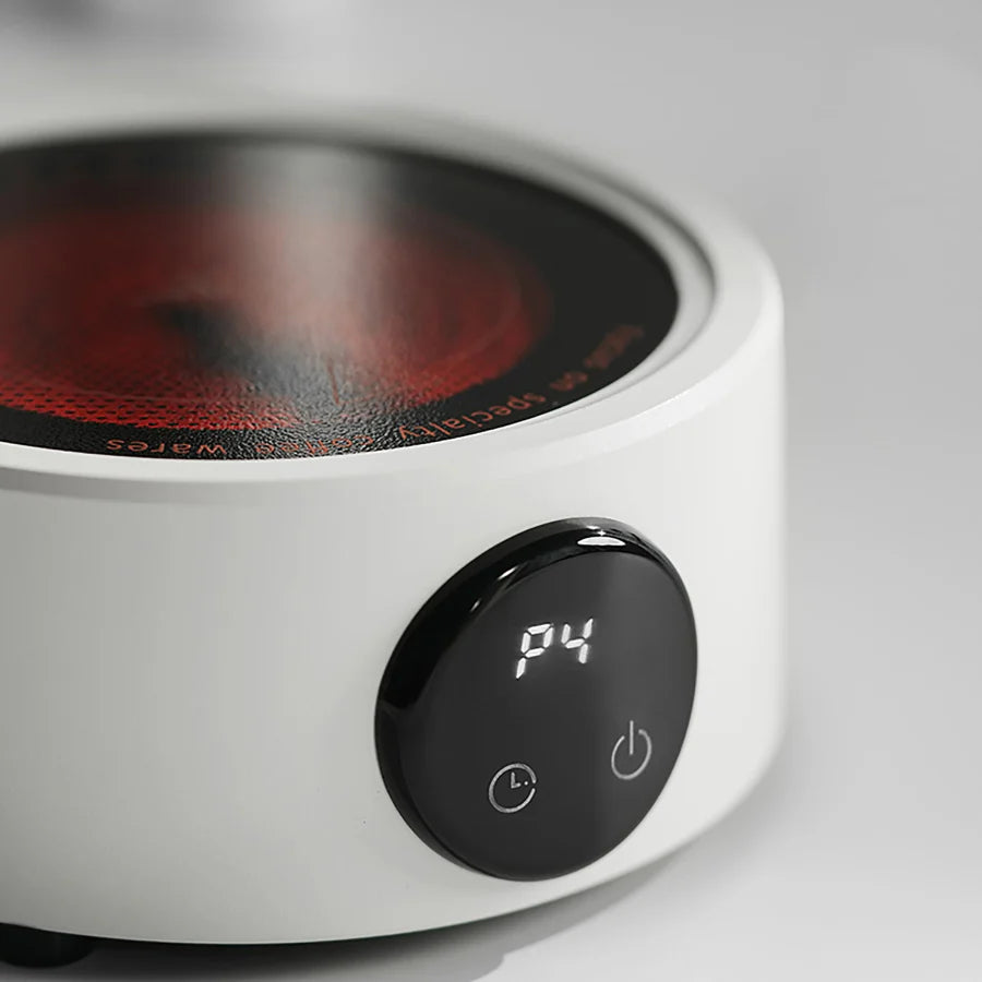 Detailansicht eines elektrischen Kaffeewärmers in Weiß mit digitaler Anzeige