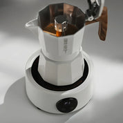 Elektrischer Kaffeewärmer in Weiß mit Espressokocher in der Anwendung