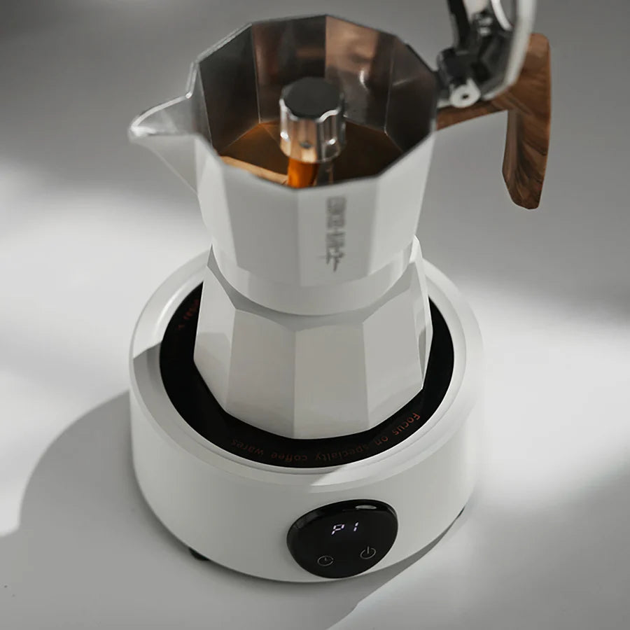 Elektrischer Kaffeewärmer in Weiß mit Espressokocher in der Anwendung
