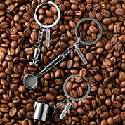 Kaffee-Schlüsselanhänger in verschiedenen Designs auf Kaffeebohnen