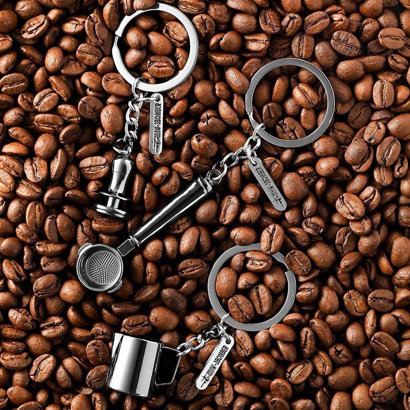 Kaffee-Schlüsselanhänger in verschiedenen Designs auf Kaffeebohnen