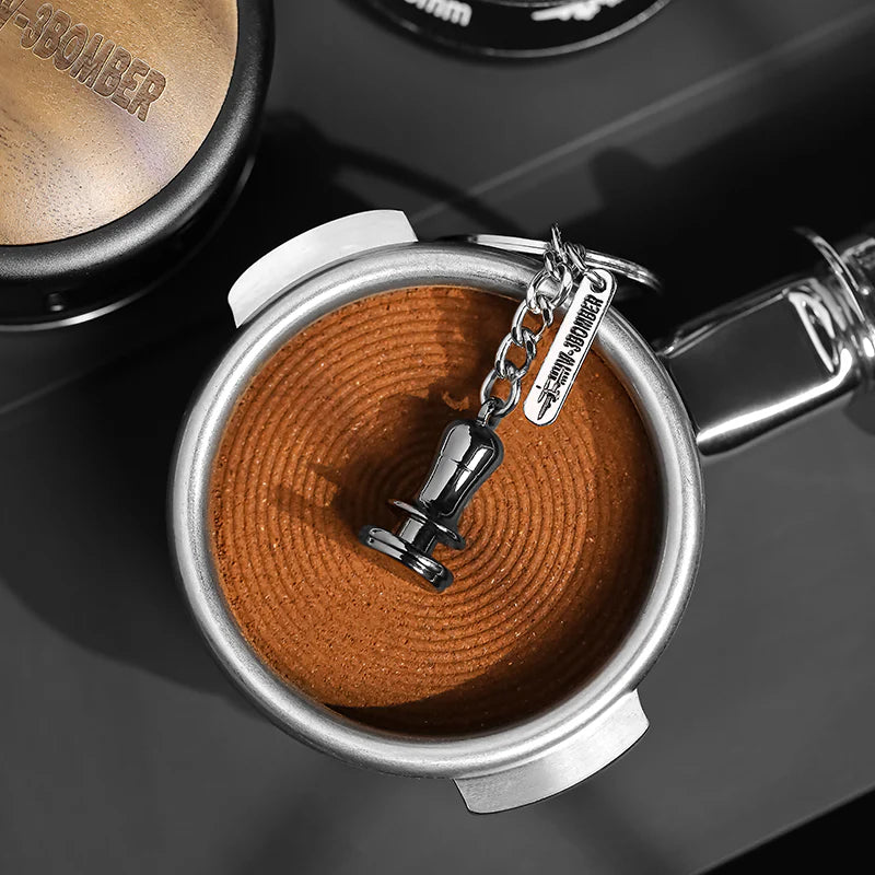 Kaffee-Schlüsselanhänger mit Mini-Tamper auf einem Siebträger mit Espresso