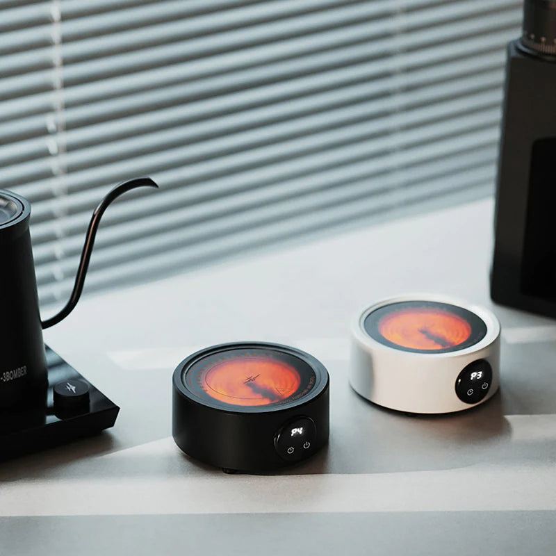 Zwei elektrische Kaffeewärmer in Schwarz und Weiß mit Temperaturanzeige auf einer modernen Kaffee-Station